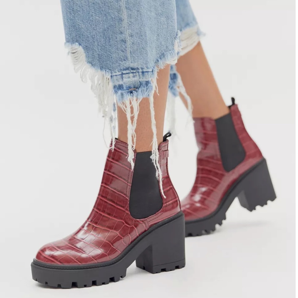 URBAN OUTFITTERS TIMELESS BOOTS